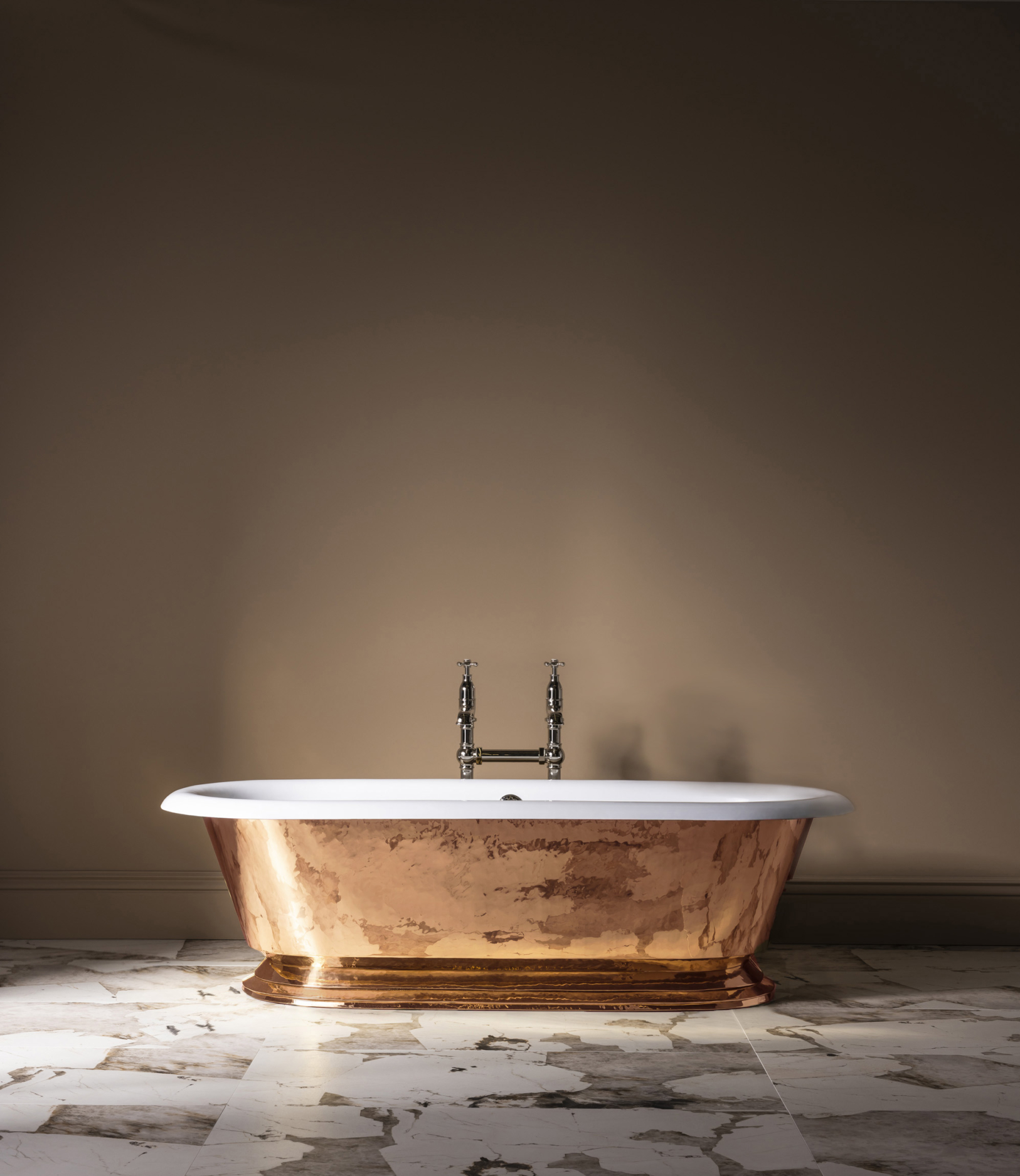 The Hammered Copper Tay Cast Iron Bath Tub