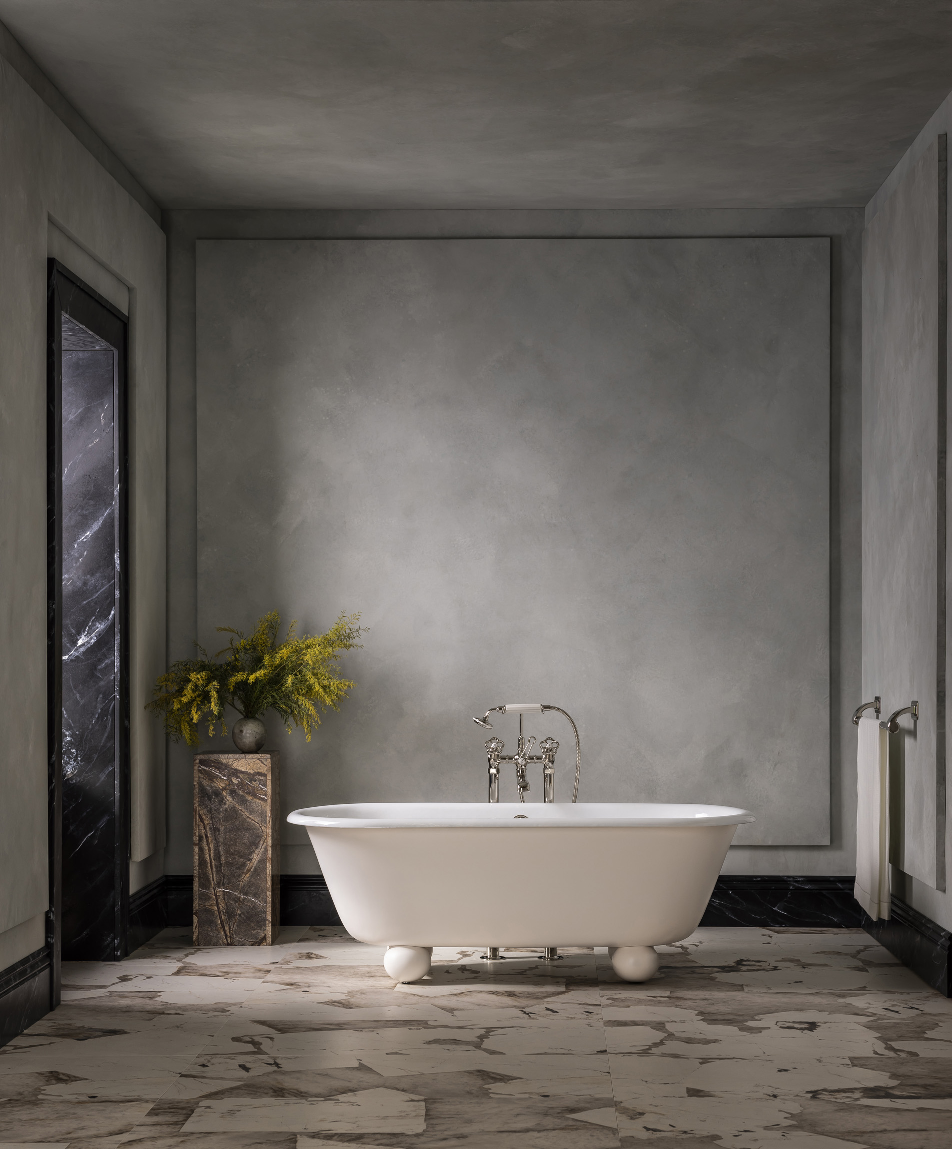 The Newton Cast Iron Bath Tub With Ball Feet has generous rounded proportions and unique ball feet for a timeless contemporary silhouette. Appearing to float ethereally, the design juxtaposes its traditional cast-iron construction.