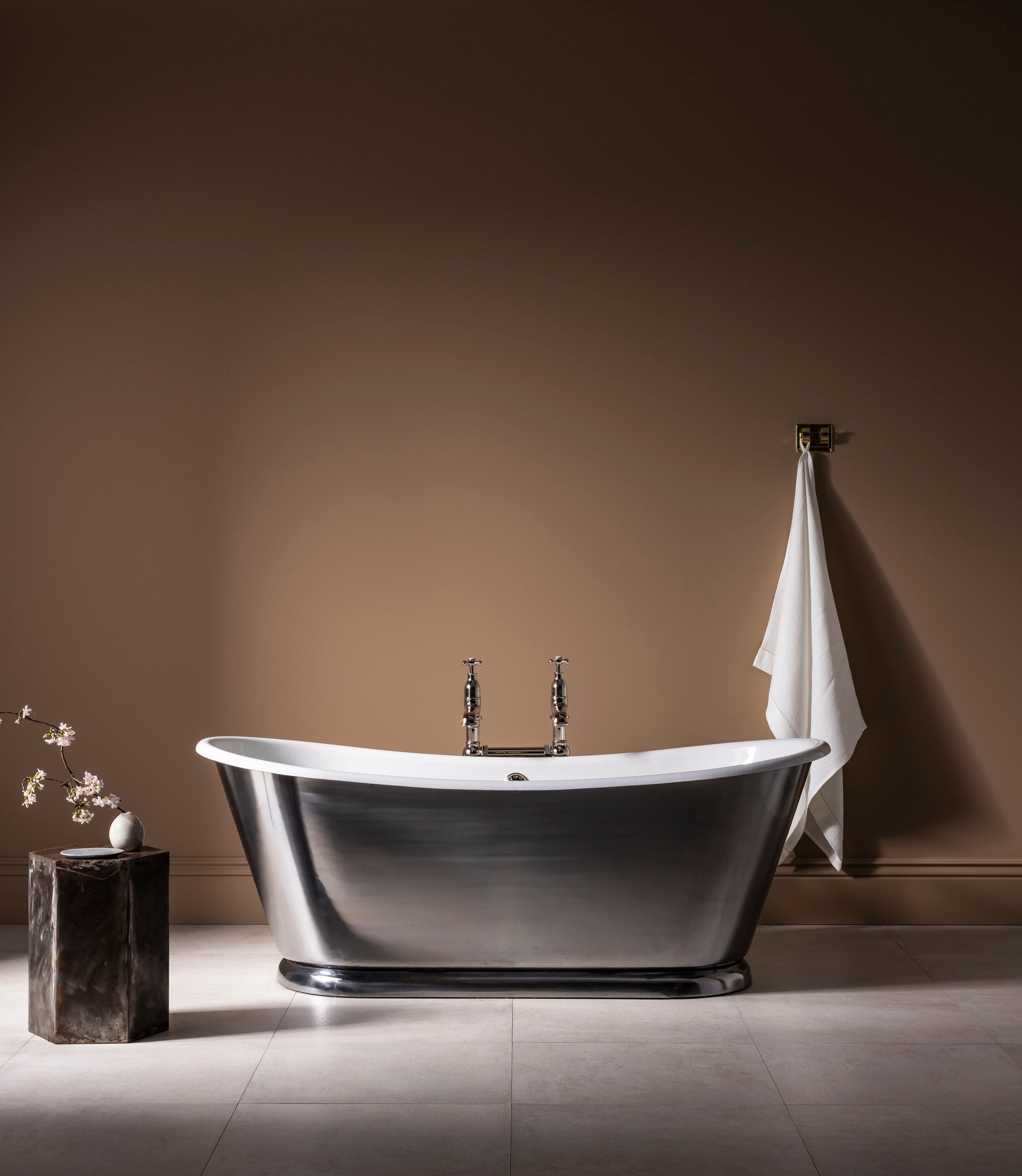 The Wye Large Bateau Cast Iron Bath Tub